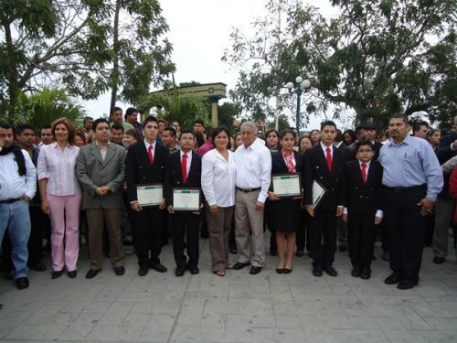 Entregan reconocimientos a alumnos Bicentenario de Altamira